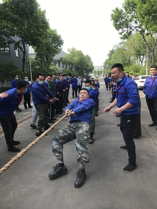 荣耀体育网页版组织开展“喜迎二十大、建功新时代”职工拔河比赛活动